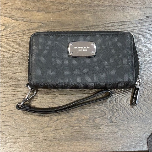 Michael Kors Handbags - Michael Kors clutch